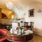 Antique Old Town Studio By Urban Rent