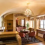 Antique Old Town Studio By Urban Rent