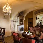 Antique Old Town Studio By Urban Rent