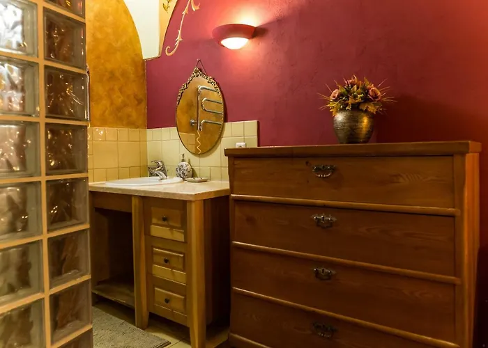 Antique Old Town Studio By Urban Rent