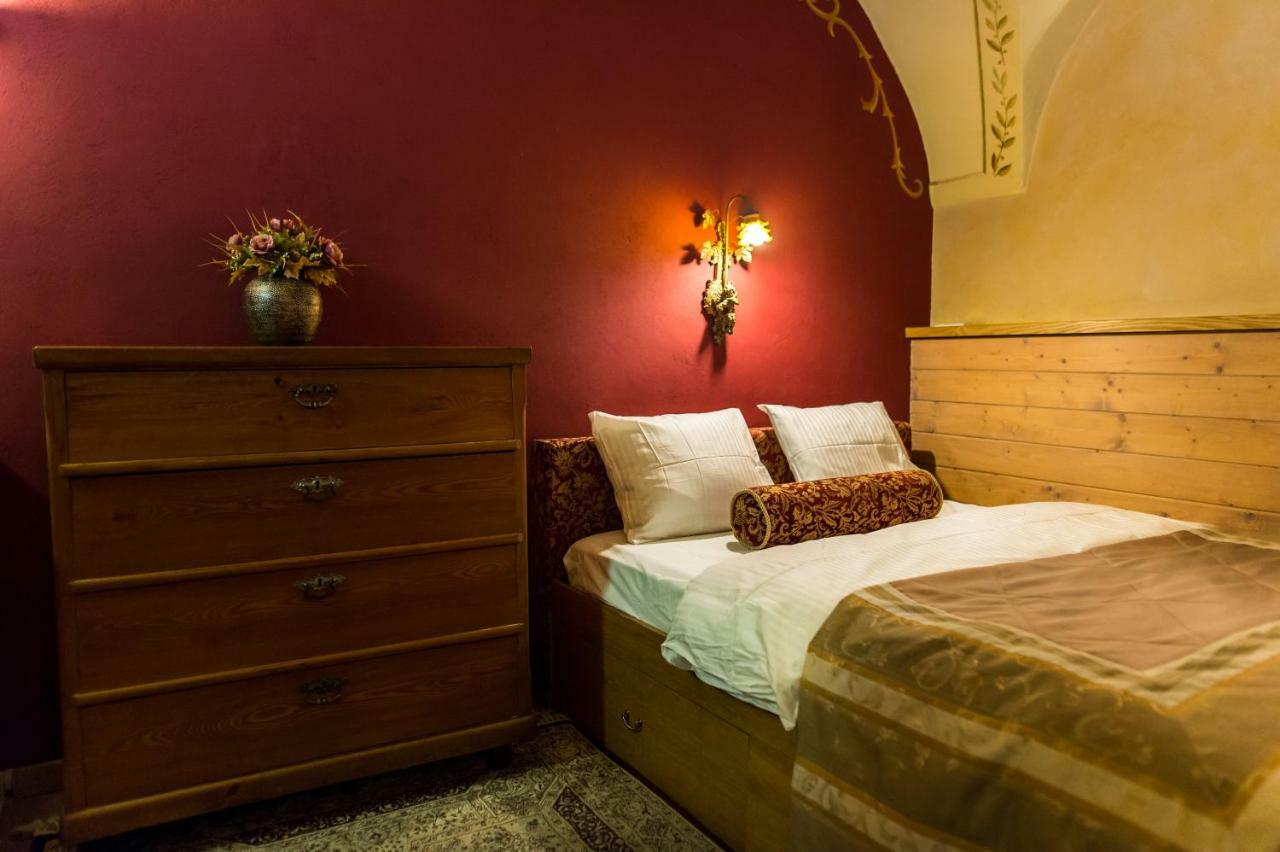 Antique Old Town Studio By Urban Rent