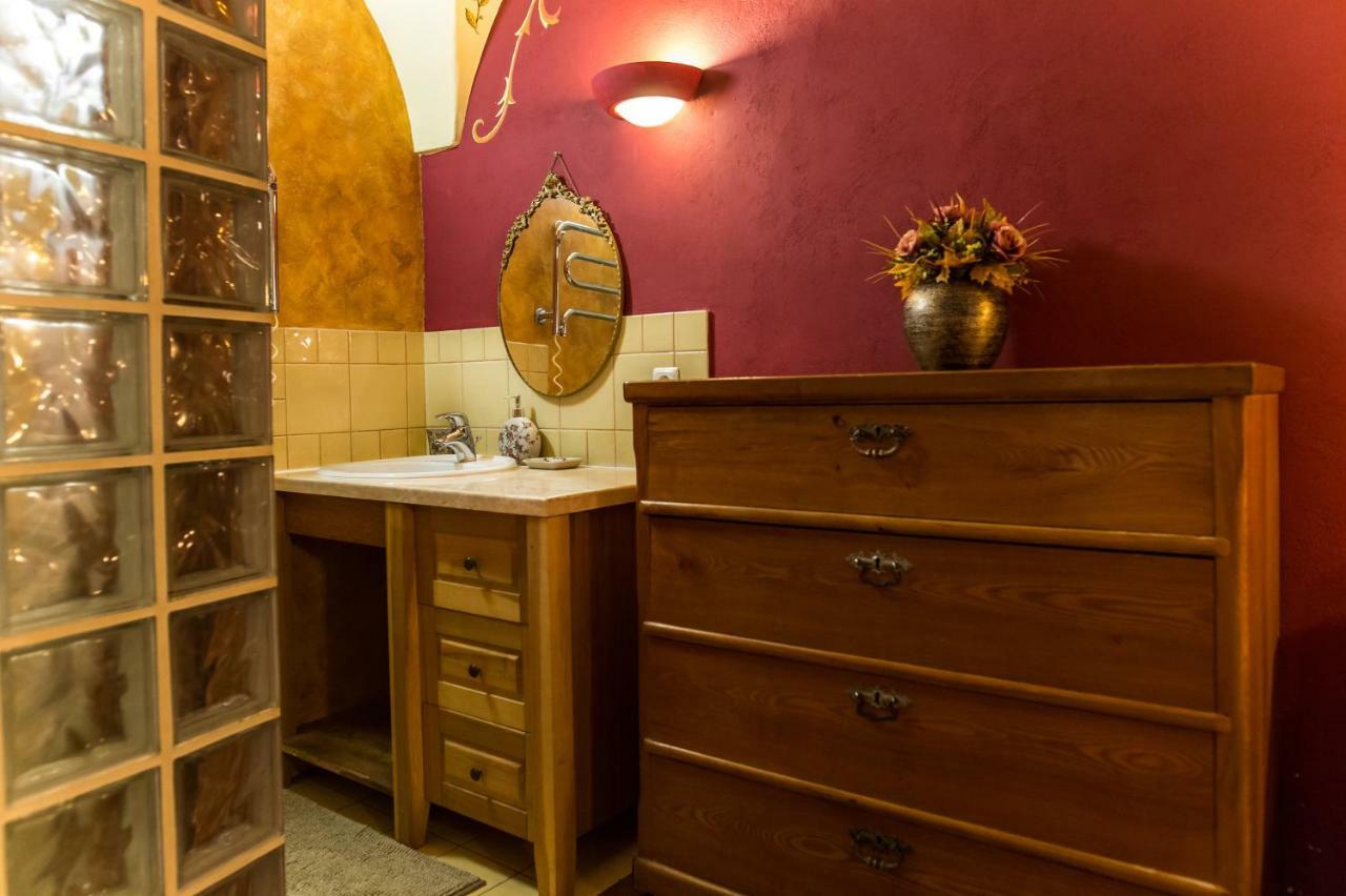 Antique Old Town Studio By Urban Rent